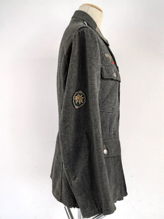 Heer, Feldbluse für Mannschaften Modell 1943. Kammerstück aus italienischem Tuch . Die Kragenspiegel höchstwahrscheinlich original vernäht, der Brustadler ergänzt. Stark getragenes Stück mit diversen älteren Reparaturstellen.