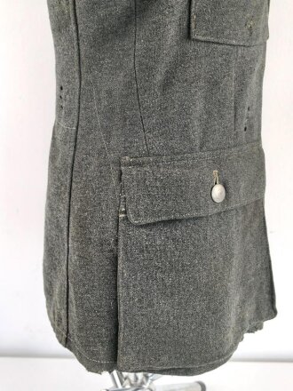 Heer, Feldbluse für Mannschaften Modell 1943. Kammerstück aus italienischem Tuch . Die Kragenspiegel höchstwahrscheinlich original vernäht, der Brustadler ergänzt. Stark getragenes Stück mit diversen älteren Reparaturstellen.