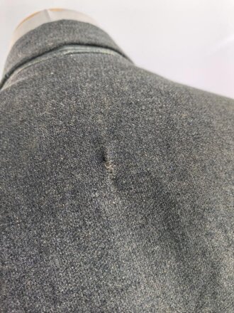 Heer, Feldbluse für Mannschaften Modell 1943. Kammerstück aus italienischem Tuch . Die Kragenspiegel höchstwahrscheinlich original vernäht, der Brustadler ergänzt. Stark getragenes Stück mit diversen älteren Reparaturstellen.