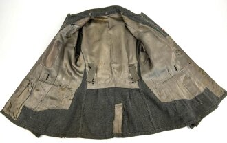 Heer, Feldbluse für Mannschaften Modell 1943. Kammerstück aus italienischem Tuch . Die Kragenspiegel höchstwahrscheinlich original vernäht, der Brustadler ergänzt. Stark getragenes Stück mit diversen älteren Reparaturstellen.