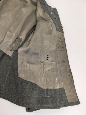 Heer, Feldbluse für Mannschaften Modell 1943. Kammerstück aus italienischem Tuch . Die Kragenspiegel höchstwahrscheinlich original vernäht, der Brustadler ergänzt. Stark getragenes Stück mit diversen älteren Reparaturstellen.