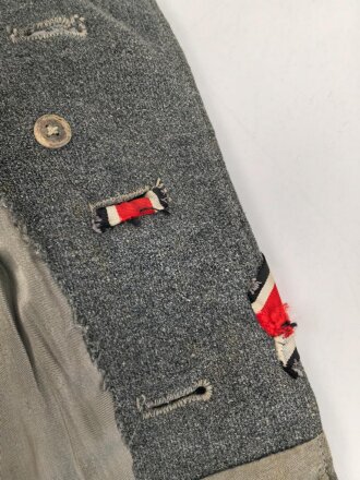 Heer, Feldbluse für Mannschaften Modell 1943. Kammerstück aus italienischem Tuch . Die Kragenspiegel höchstwahrscheinlich original vernäht, der Brustadler ergänzt. Stark getragenes Stück mit diversen älteren Reparaturstellen.