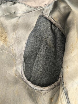 Heer, Feldbluse für Mannschaften Modell 1943. Kammerstück aus italienischem Tuch . Die Kragenspiegel höchstwahrscheinlich original vernäht, der Brustadler ergänzt. Stark getragenes Stück mit diversen älteren Reparaturstellen.