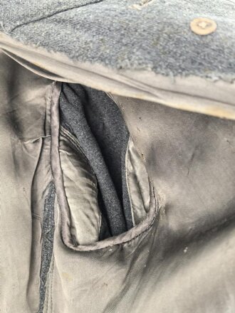 Heer, Feldbluse für Mannschaften Modell 1943. Kammerstück aus italienischem Tuch . Die Kragenspiegel höchstwahrscheinlich original vernäht, der Brustadler ergänzt. Stark getragenes Stück mit diversen älteren Reparaturstellen.