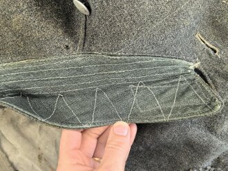 Heer, Feldbluse für Mannschaften Modell 1943. Kammerstück aus italienischem Tuch . Die Kragenspiegel höchstwahrscheinlich original vernäht, der Brustadler ergänzt. Stark getragenes Stück mit diversen älteren Reparaturstellen.