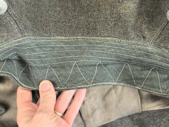 Heer, Feldbluse für Mannschaften Modell 1943. Kammerstück aus italienischem Tuch . Die Kragenspiegel höchstwahrscheinlich original vernäht, der Brustadler ergänzt. Stark getragenes Stück mit diversen älteren Reparaturstellen.