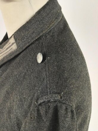 Heer, Feldbluse für Mannschaften Modell 1943. Kammerstück aus italienischem Tuch . Die Kragenspiegel höchstwahrscheinlich original vernäht, der Brustadler ergänzt. Stark getragenes Stück mit diversen älteren Reparaturstellen.