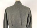 Heer, Feldbluse für Mannschaften Modell 1943. Kammerstück aus italienischem Tuch . Die Kragenspiegel höchstwahrscheinlich original vernäht, der Brustadler ergänzt. Stark getragenes Stück mit diversen älteren Reparaturstellen.