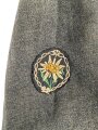 Heer, Feldbluse für Mannschaften Modell 1943. Kammerstück aus italienischem Tuch . Die Kragenspiegel höchstwahrscheinlich original vernäht, der Brustadler ergänzt. Stark getragenes Stück mit diversen älteren Reparaturstellen.