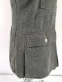 Heer, Feldbluse für Mannschaften Modell 1943. Kammerstück aus italienischem Tuch . Die Kragenspiegel höchstwahrscheinlich original vernäht, der Brustadler ergänzt. Stark getragenes Stück mit diversen älteren Reparaturstellen.