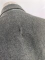 Heer, Feldbluse für Mannschaften Modell 1943. Kammerstück aus italienischem Tuch . Die Kragenspiegel höchstwahrscheinlich original vernäht, der Brustadler ergänzt. Stark getragenes Stück mit diversen älteren Reparaturstellen.