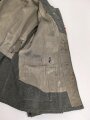 Heer, Feldbluse für Mannschaften Modell 1943. Kammerstück aus italienischem Tuch . Die Kragenspiegel höchstwahrscheinlich original vernäht, der Brustadler ergänzt. Stark getragenes Stück mit diversen älteren Reparaturstellen.