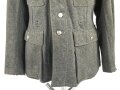 Heer, Feldbluse für Mannschaften Modell 1943. Kammerstück aus italienischem Tuch . Die Kragenspiegel höchstwahrscheinlich original vernäht, der Brustadler ergänzt. Stark getragenes Stück mit diversen älteren Reparaturstellen.