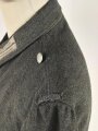 Heer, Feldbluse für Mannschaften Modell 1943. Kammerstück aus italienischem Tuch . Die Kragenspiegel höchstwahrscheinlich original vernäht, der Brustadler ergänzt. Stark getragenes Stück mit diversen älteren Reparaturstellen.