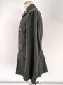 Heer, Feldbluse für Mannschaften Modell 1943. Kammerstück aus italienischem Tuch . Die Kragenspiegel höchstwahrscheinlich original vernäht, der Brustadler ergänzt. Stark getragenes Stück mit diversen älteren Reparaturstellen.