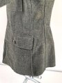 Heer, Feldbluse für Mannschaften Modell 1943. Kammerstück aus italienischem Tuch . Die Kragenspiegel höchstwahrscheinlich original vernäht, der Brustadler ergänzt. Stark getragenes Stück mit diversen älteren Reparaturstellen.