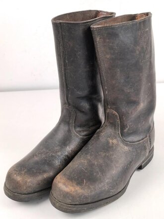 Paar Stiefel für Mannschaften . Massives Leder, ausgetrocknet und hart. Zweiteilige Sohle, sonst im Schnitt wie der Wehrmachtsstiefel. im Schaft oben gestempelt. Für RAD, TENO oder ähnliches ? Sohlenlänge 28cm