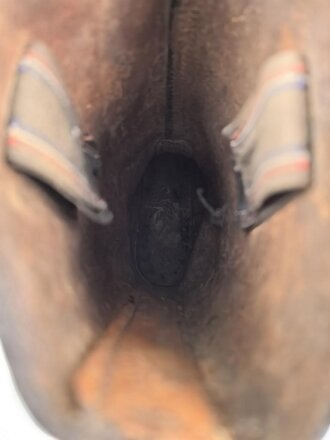 Paar Stiefel für Mannschaften . Massives Leder, ausgetrocknet und hart. Zweiteilige Sohle, sonst im Schnitt wie der Wehrmachtsstiefel. im Schaft oben gestempelt. Für RAD, TENO oder ähnliches ? Sohlenlänge 28cm
