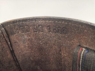 Paar Stiefel für Mannschaften . Massives Leder, ausgetrocknet und hart. Zweiteilige Sohle, sonst im Schnitt wie der Wehrmachtsstiefel. im Schaft oben gestempelt. Für RAD, TENO oder ähnliches ? Sohlenlänge 28cm