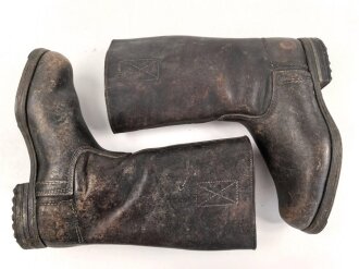 Paar Stiefel für Mannschaften . Massives Leder, ausgetrocknet und hart. Zweiteilige Sohle, sonst im Schnitt wie der Wehrmachtsstiefel. im Schaft oben gestempelt. Für RAD, TENO oder ähnliches ? Sohlenlänge 28cm