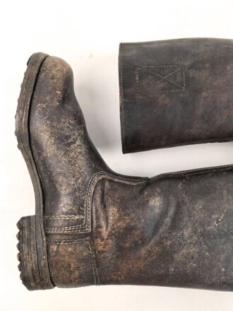 Paar Stiefel für Mannschaften . Massives Leder, ausgetrocknet und hart. Zweiteilige Sohle, sonst im Schnitt wie der Wehrmachtsstiefel. im Schaft oben gestempelt. Für RAD, TENO oder ähnliches ? Sohlenlänge 28cm