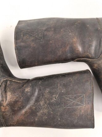 Paar Stiefel für Mannschaften . Massives Leder, ausgetrocknet und hart. Zweiteilige Sohle, sonst im Schnitt wie der Wehrmachtsstiefel. im Schaft oben gestempelt. Für RAD, TENO oder ähnliches ? Sohlenlänge 28cm