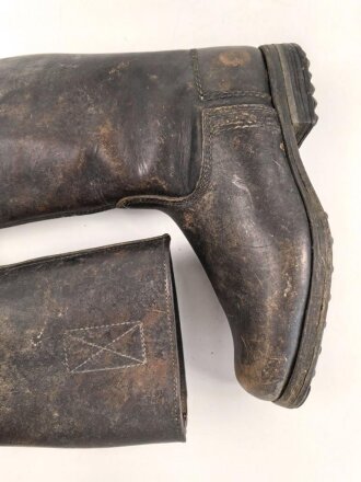 Paar Stiefel für Mannschaften . Massives Leder, ausgetrocknet und hart. Zweiteilige Sohle, sonst im Schnitt wie der Wehrmachtsstiefel. im Schaft oben gestempelt. Für RAD, TENO oder ähnliches ? Sohlenlänge 28cm