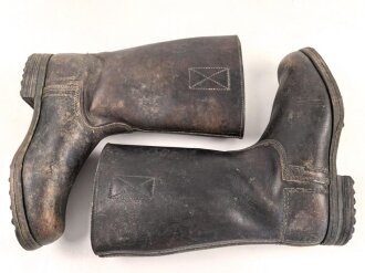 Paar Stiefel für Mannschaften . Massives Leder, ausgetrocknet und hart. Zweiteilige Sohle, sonst im Schnitt wie der Wehrmachtsstiefel. im Schaft oben gestempelt. Für RAD, TENO oder ähnliches ? Sohlenlänge 28cm