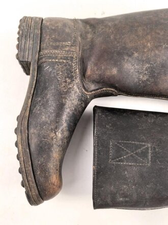 Paar Stiefel für Mannschaften . Massives Leder, ausgetrocknet und hart. Zweiteilige Sohle, sonst im Schnitt wie der Wehrmachtsstiefel. im Schaft oben gestempelt. Für RAD, TENO oder ähnliches ? Sohlenlänge 28cm