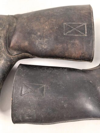 Paar Stiefel für Mannschaften . Massives Leder, ausgetrocknet und hart. Zweiteilige Sohle, sonst im Schnitt wie der Wehrmachtsstiefel. im Schaft oben gestempelt. Für RAD, TENO oder ähnliches ? Sohlenlänge 28cm