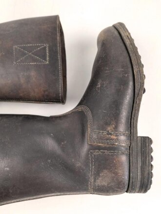 Paar Stiefel für Mannschaften . Massives Leder, ausgetrocknet und hart. Zweiteilige Sohle, sonst im Schnitt wie der Wehrmachtsstiefel. im Schaft oben gestempelt. Für RAD, TENO oder ähnliches ? Sohlenlänge 28cm