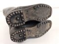 Paar Stiefel für Mannschaften . Massives Leder, ausgetrocknet und hart. Zweiteilige Sohle, sonst im Schnitt wie der Wehrmachtsstiefel. im Schaft oben gestempelt. Für RAD, TENO oder ähnliches ? Sohlenlänge 28cm