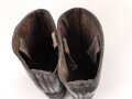 Paar Stiefel für Mannschaften . Massives Leder, ausgetrocknet und hart. Zweiteilige Sohle, sonst im Schnitt wie der Wehrmachtsstiefel. im Schaft oben gestempelt. Für RAD, TENO oder ähnliches ? Sohlenlänge 28cm