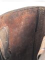 Paar Stiefel für Mannschaften . Massives Leder, ausgetrocknet und hart. Zweiteilige Sohle, sonst im Schnitt wie der Wehrmachtsstiefel. im Schaft oben gestempelt. Für RAD, TENO oder ähnliches ? Sohlenlänge 28cm