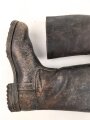 Paar Stiefel für Mannschaften . Massives Leder, ausgetrocknet und hart. Zweiteilige Sohle, sonst im Schnitt wie der Wehrmachtsstiefel. im Schaft oben gestempelt. Für RAD, TENO oder ähnliches ? Sohlenlänge 28cm