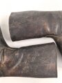 Paar Stiefel für Mannschaften . Massives Leder, ausgetrocknet und hart. Zweiteilige Sohle, sonst im Schnitt wie der Wehrmachtsstiefel. im Schaft oben gestempelt. Für RAD, TENO oder ähnliches ? Sohlenlänge 28cm