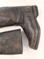 Paar Stiefel für Mannschaften . Massives Leder, ausgetrocknet und hart. Zweiteilige Sohle, sonst im Schnitt wie der Wehrmachtsstiefel. im Schaft oben gestempelt. Für RAD, TENO oder ähnliches ? Sohlenlänge 28cm