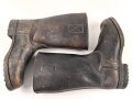 Paar Stiefel für Mannschaften . Massives Leder, ausgetrocknet und hart. Zweiteilige Sohle, sonst im Schnitt wie der Wehrmachtsstiefel. im Schaft oben gestempelt. Für RAD, TENO oder ähnliches ? Sohlenlänge 28cm