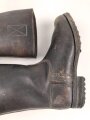 Paar Stiefel für Mannschaften . Massives Leder, ausgetrocknet und hart. Zweiteilige Sohle, sonst im Schnitt wie der Wehrmachtsstiefel. im Schaft oben gestempelt. Für RAD, TENO oder ähnliches ? Sohlenlänge 28cm