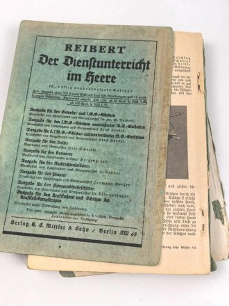 "Der Dienstunterricht im Heere, Ausgabe für den Gewehr und I.M.G.Schützen" datiert 1937/1938, ca. 340 Seiten, DIN A 5, gebraucht