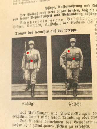 "Der Dienstunterricht im Heere, Ausgabe für den Gewehr und I.M.G.Schützen" datiert 1937/1938, ca. 340 Seiten, DIN A 5, gebraucht