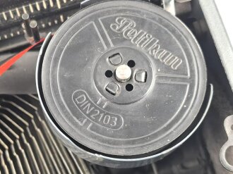 Dienstschreibmaschine "Olympia Robust" mit Runentaste auf der "5" Originallack, nicht gereinigt. Tastenanschlag funktioniert, Transportiert aber nicht weiter
