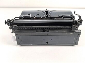 Dienstschreibmaschine "Olympia Robust" mit Runentaste auf der "5" Originallack, nicht gereinigt. Tastenanschlag funktioniert, Transportiert aber nicht weiter
