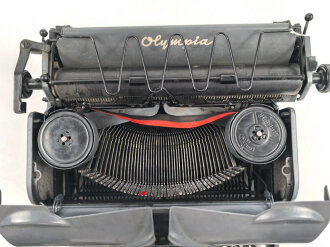 Dienstschreibmaschine "Olympia Robust" mit Runentaste auf der "5" Originallack, nicht gereinigt. Tastenanschlag funktioniert, Transportiert aber nicht weiter