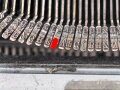 Dienstschreibmaschine "Olympia Robust" mit Runentaste auf der "5" Originallack, nicht gereinigt. Tastenanschlag funktioniert, Transportiert aber nicht weiter