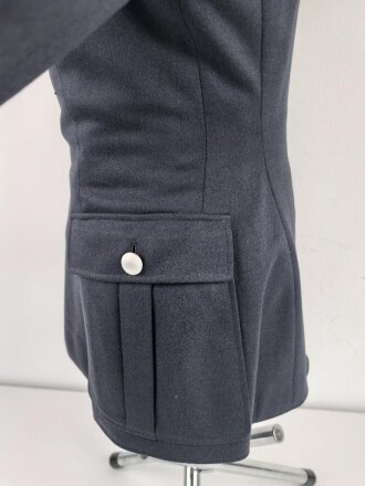 Luftwaffe, Waffenrock mit gerader Hose für einen Leutnant fliegendes Personal. Eigentumstücke in gutem Zustand, die Effekten original vernäht, Schneideretikett aus München von 1939