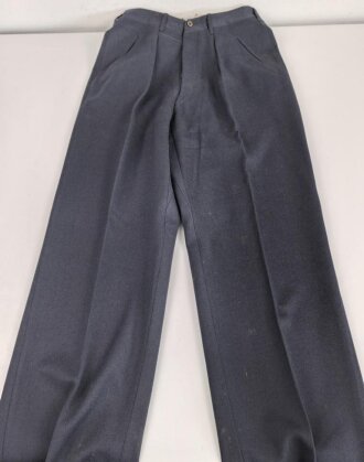 Luftwaffe, Waffenrock mit gerader Hose für einen Leutnant fliegendes Personal. Eigentumstücke in gutem Zustand, die Effekten original vernäht, Schneideretikett aus München von 1939