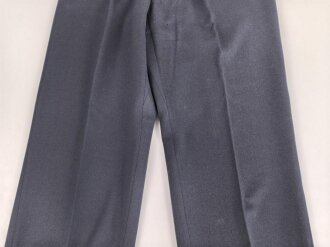 Luftwaffe, Waffenrock mit gerader Hose für einen Leutnant fliegendes Personal. Eigentumstücke in gutem Zustand, die Effekten original vernäht, Schneideretikett aus München von 1939