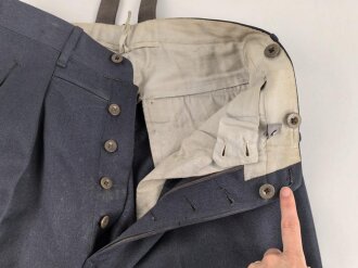 Luftwaffe, Waffenrock mit gerader Hose für einen Leutnant fliegendes Personal. Eigentumstücke in gutem Zustand, die Effekten original vernäht, Schneideretikett aus München von 1939