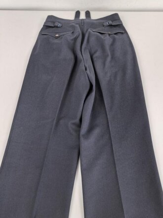 Luftwaffe, Waffenrock mit gerader Hose für einen Leutnant fliegendes Personal. Eigentumstücke in gutem Zustand, die Effekten original vernäht, Schneideretikett aus München von 1939